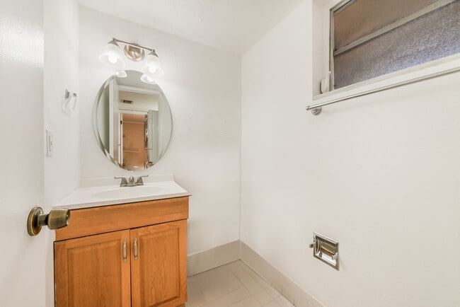 Building Photo - 8860 Fontainebleau Blvd