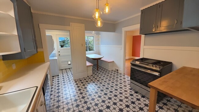 Building Photo - EPIC REA: Beautiful 2 Bed/2 Bath In the Heart of West Berkeley’s Poet’s Corner.