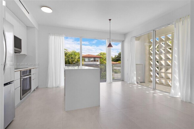 Building Photo - 4432 W Flagler St