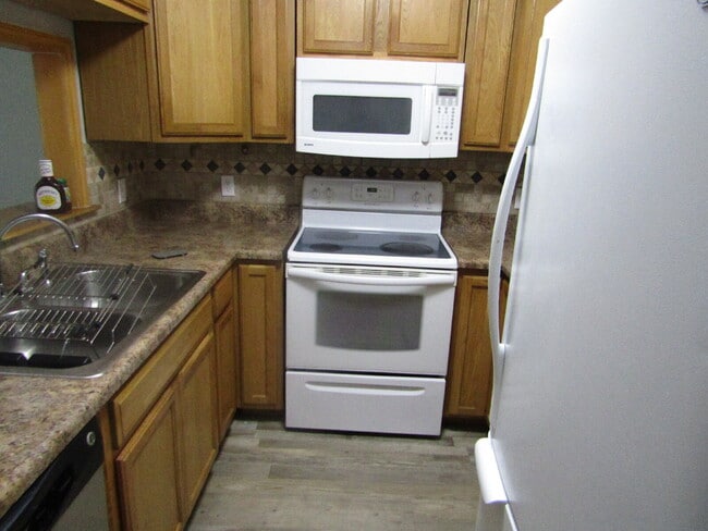 Building Photo - 2BD/1.5BA Townhouse in Foxborough – Availa...