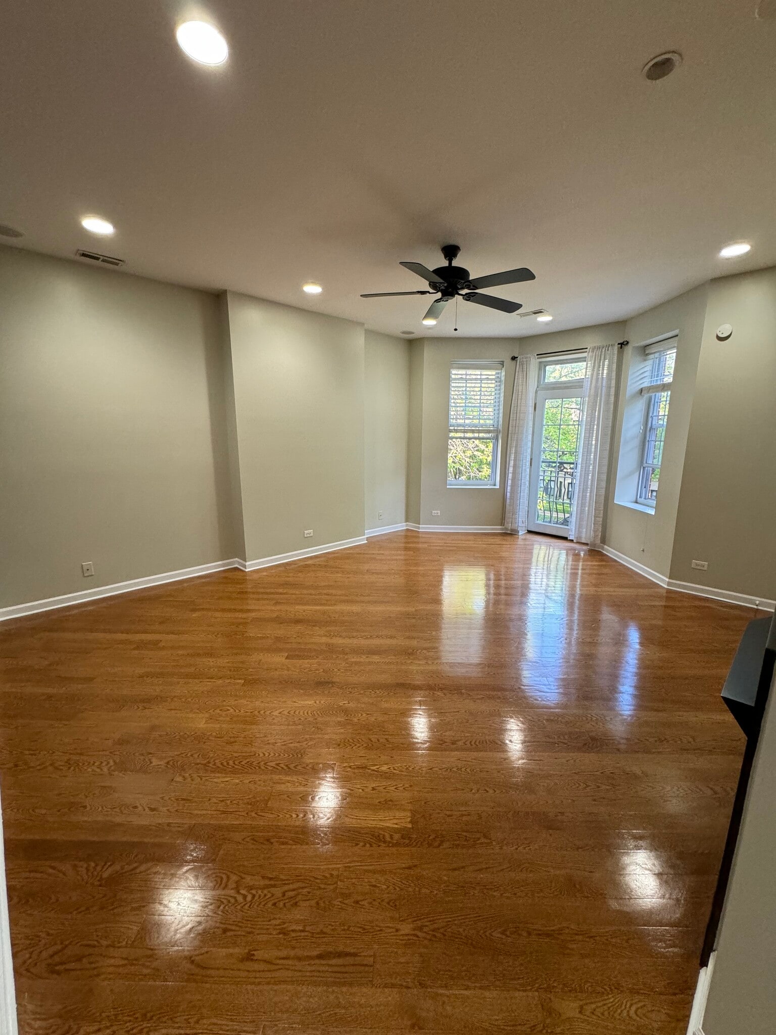 Living room - 1906 W Estes Ave