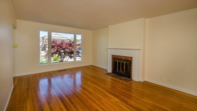 Building Photo - 909 Fleetwood Dr