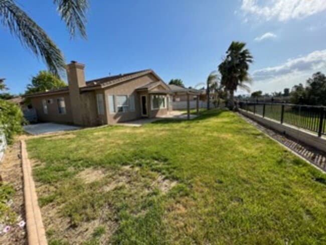 Building Photo - Stunning 2 bedroom Single-Story Home on Me...