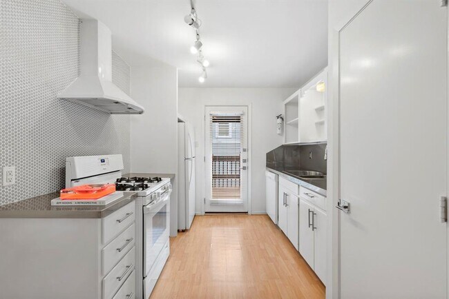 Building Photo - 217 E 12th St