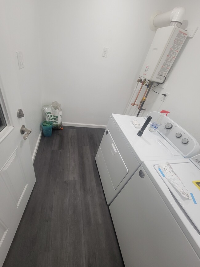 Laundry room - 511 E Rio Grande St