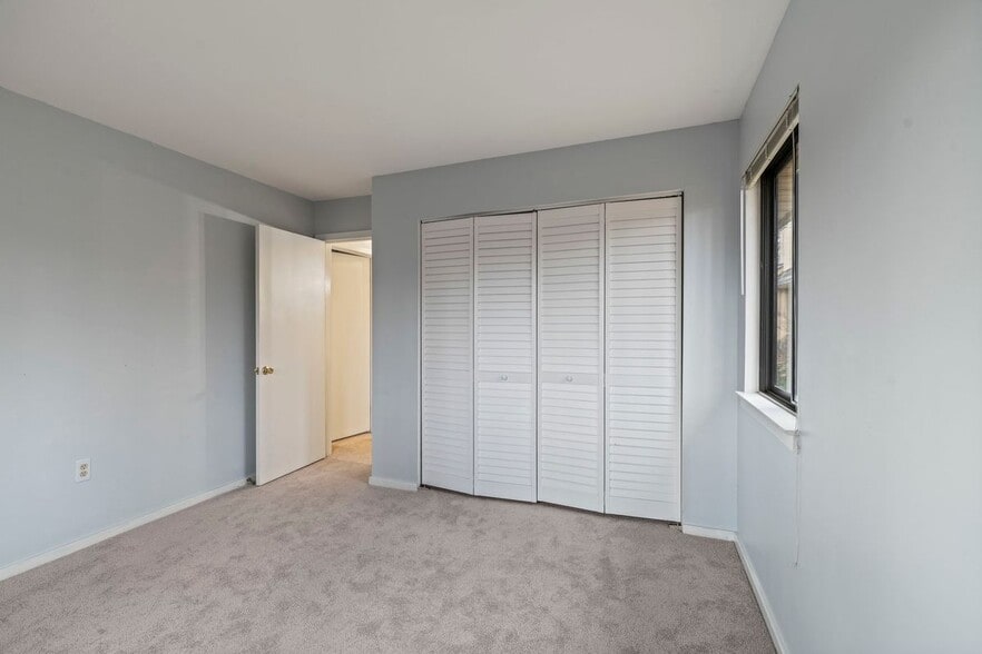 Building Photo - 431 Lynetree Dr