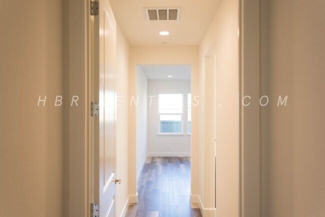 Building Photo - Ellis Neighborhood  | Spacious Single-Stor...