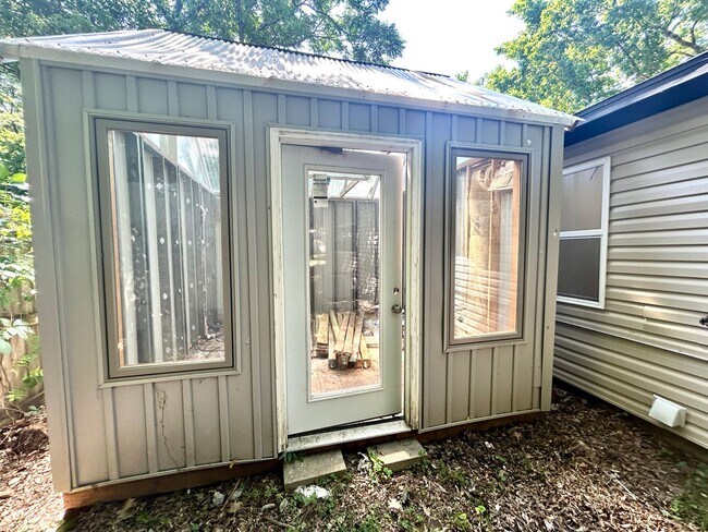 Building Photo - Updated 3 Bed / 2 Bath home with Single Car Garage in Farmington