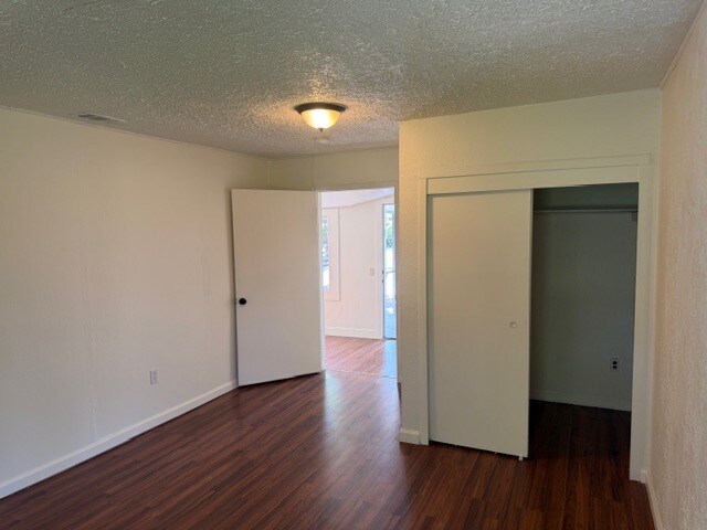 Building Photo - 10861 Live Oak Rd