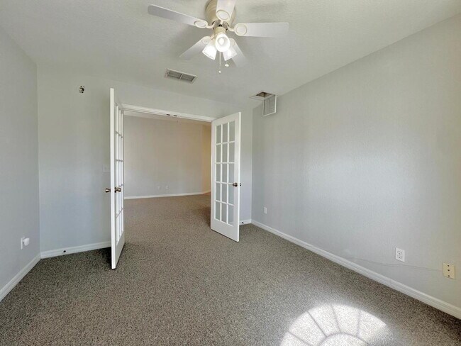 Building Photo - Beautiful 3 BD 2 BATH Home in Gated Community