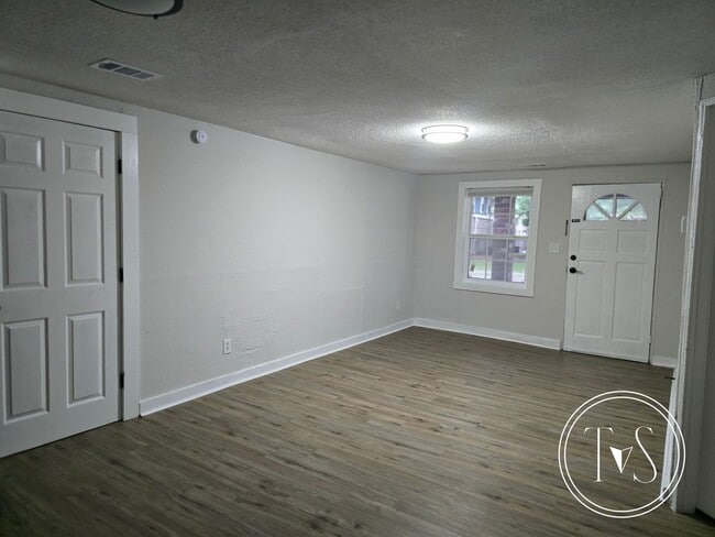 Building Photo - RATE DROP ALERT (was $1950/month)!