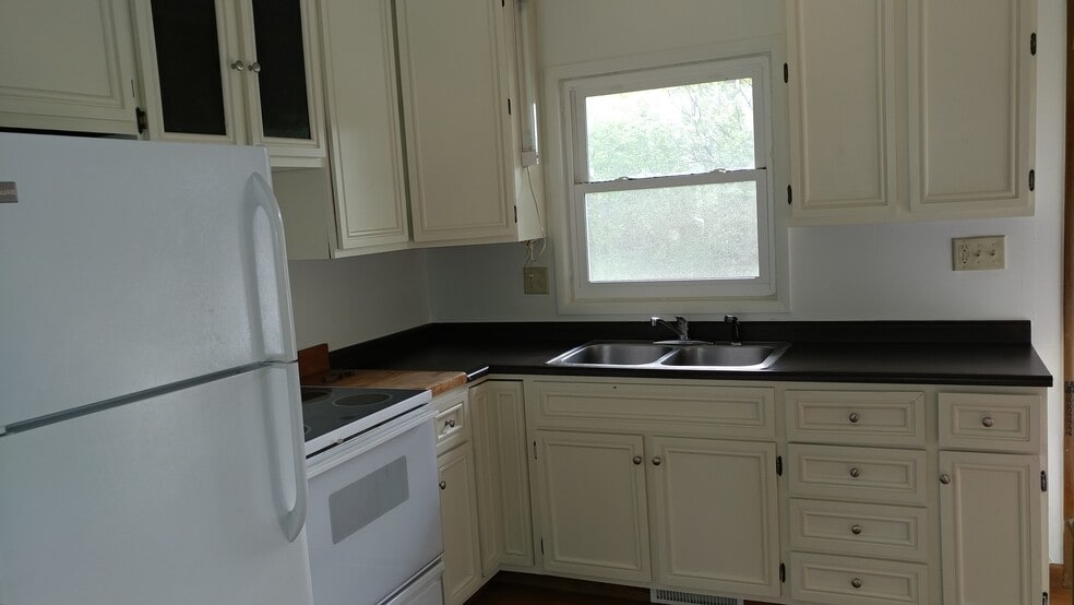 Building Photo - 208 17th Ave N