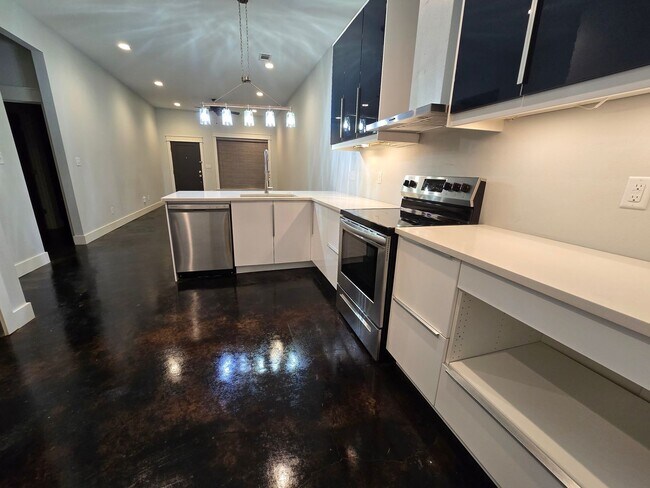 Building Photo - 305 S Pine St