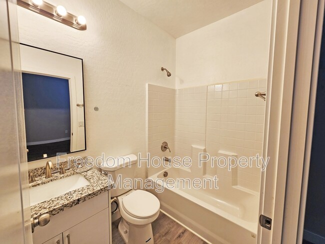 Building Photo - 1111 Sixshooter Ave