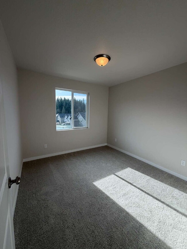 Building Photo - Brand New Estacada 3 bed/2 1/2 bath Home!