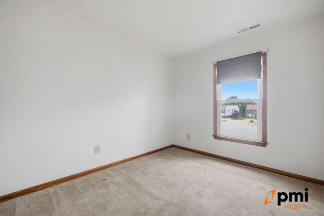 Building Photo - UPDATED 3 BEDROOM 2.5 BATH, FENCED YARD PETS ALLOWED