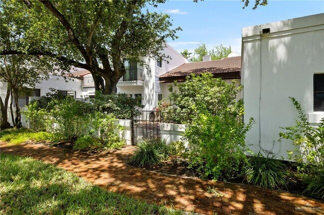 Building Photo - 113 W Tearose Ave