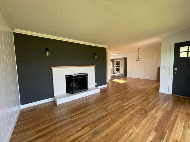 Building Photo - Updated 3 bedroom, 2 bath home