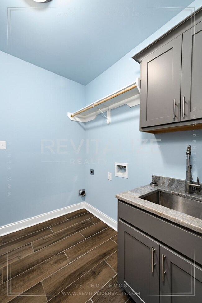 Building Photo - HALF-DEPOSIT SPECIAL! Stunning Luxury Home in Silverhill with Huge Diamond Shaped Backyard!