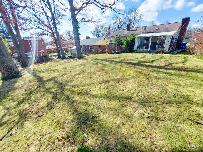 Building Photo - Fully updated 3br/2bth with large yard in ...