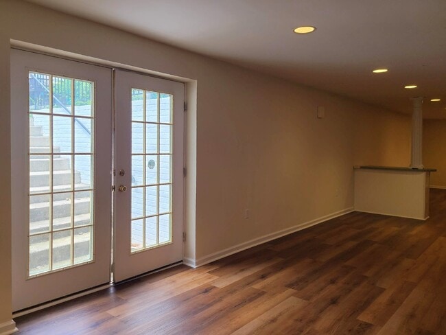Building Photo - Hampton Oaks 4 BR Colonial with 1st Floor ...