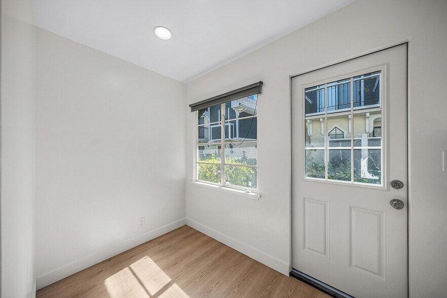 Building Photo - 426 S Los Robles Ave