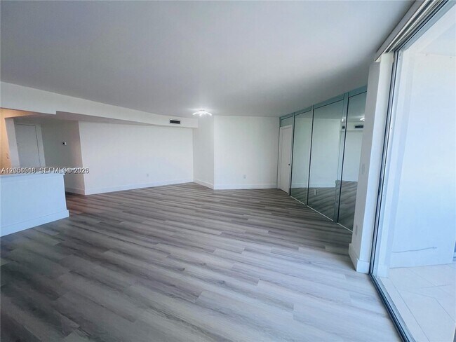 Building Photo - 1200 NE Miami Gardens Dr
