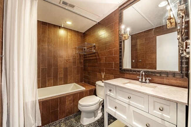 Building Photo - 3033 Blake St