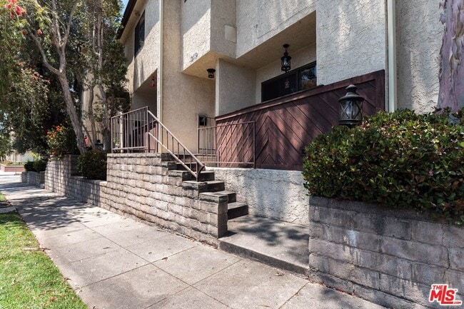 Building Photo - 12119 Rochester Ave