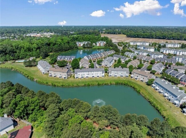 Building Photo - Stunning 3BR/3.5BA Townhome | 2,300+ Sq Ft...