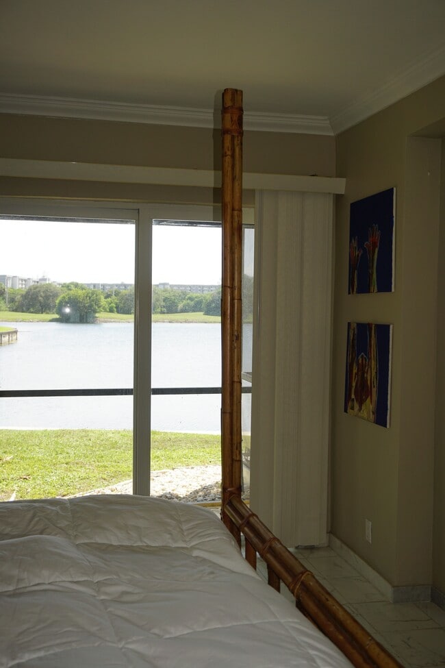 Building Photo - 4511 King Palm Dr