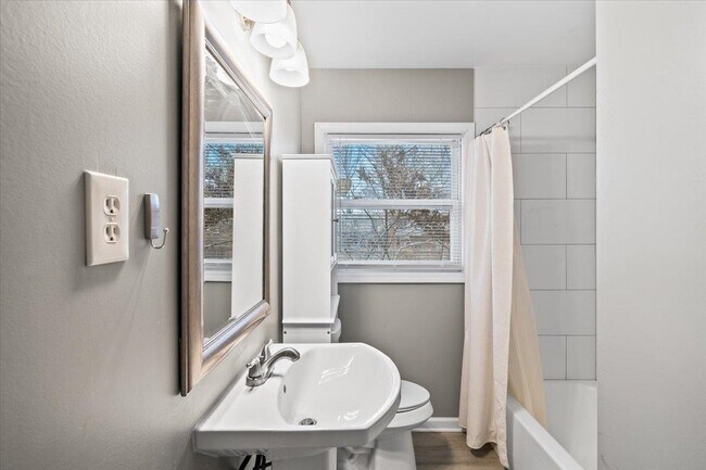 Building Photo - 1073 Ivy Rd