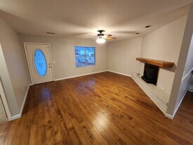 Building Photo - 644 W Oaklawn Dr