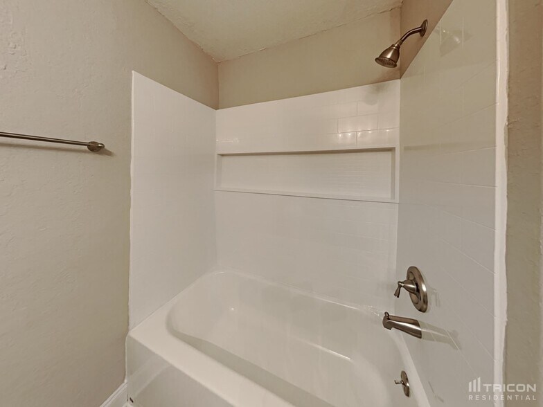 Building Photo - 15809 Fairfield Dr