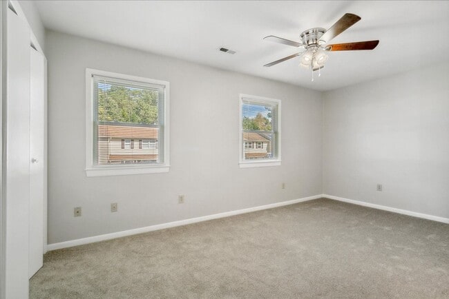 Building Photo - Bright 2 Bedroom Townhome in Williamsburg VA with Finished Lower Level & Private Balcony