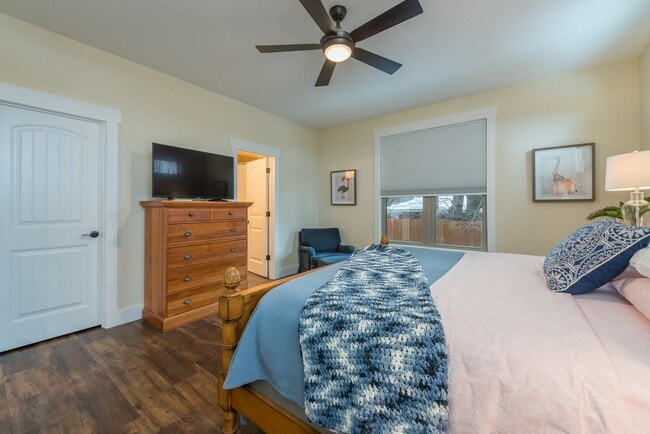 Building Photo - Black Mountain Rental!