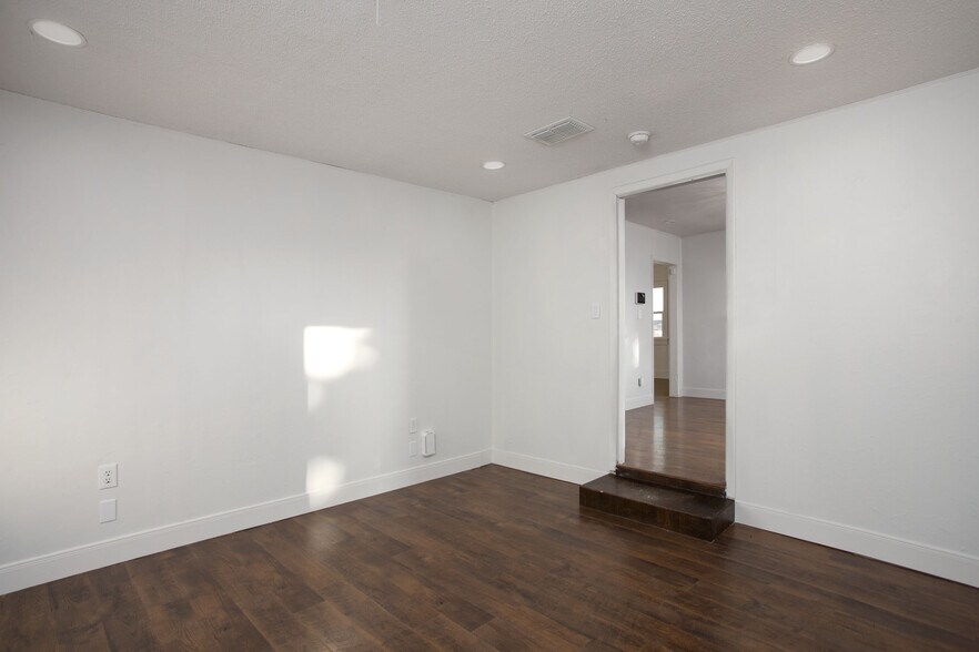 flex space - 1105 Main St