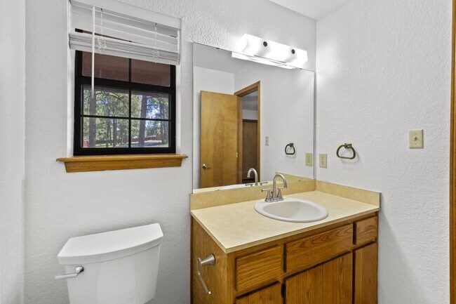 Building Photo - 103 E Miller Ct