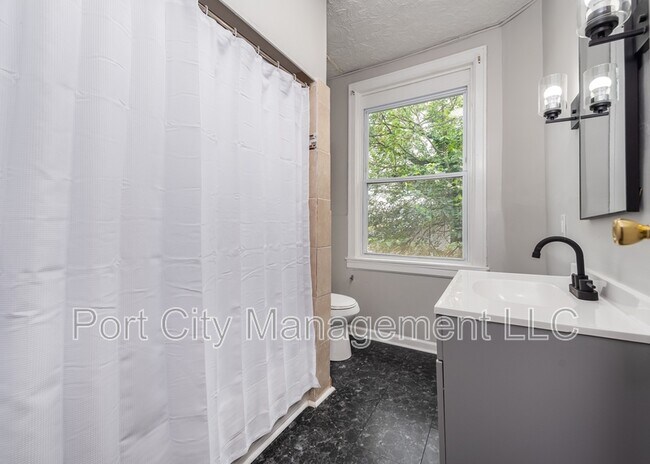 Building Photo - 4013 W Forest Park Ave
