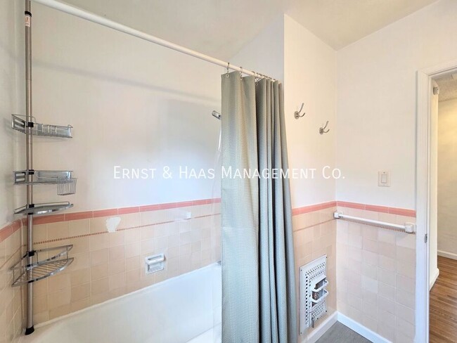 Building Photo - 1067 Ximeno Ave