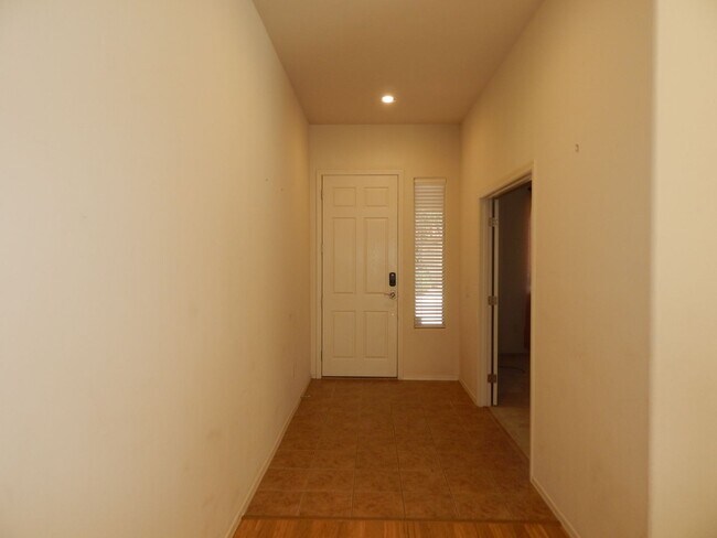 Building Photo - 4 Bedrooms - Gated Community in Oro Valley