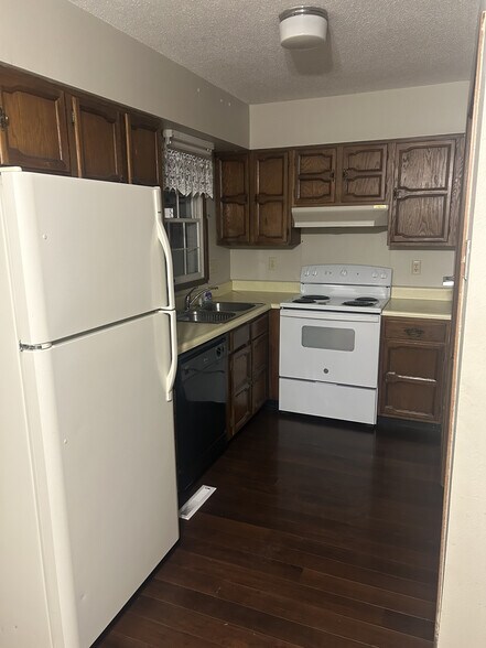 Kitchen - 5672 Summer St