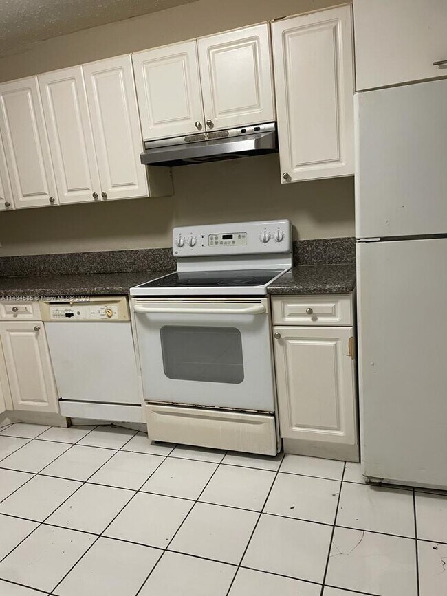 Building Photo - 5100 SW 41st St