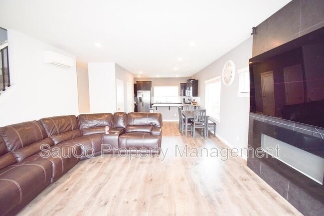 Building Photo - 445 NE Tork Pl