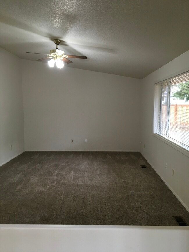 2 story home in the Puyallup close to shop... 9503 166th St E South