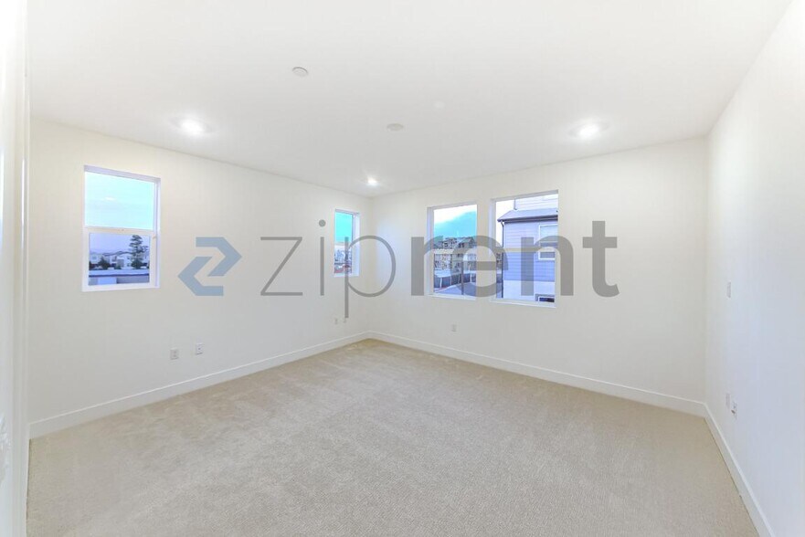 Building Photo - Unit