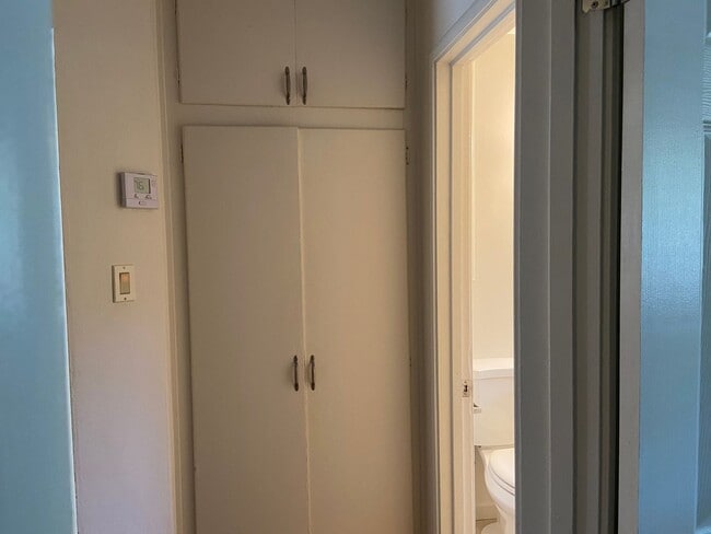 Building Photo - Well maintained 2 bed/1 bath unit in heart...