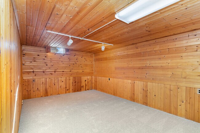 Building Photo - 355 Crestwood Ct