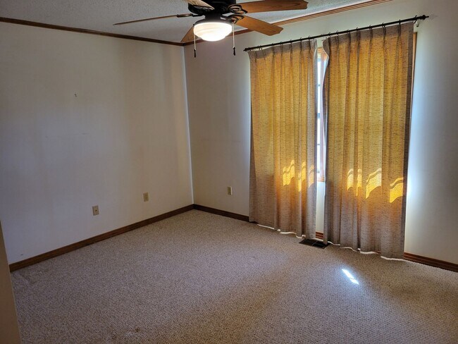 Building Photo - 912 N Main St