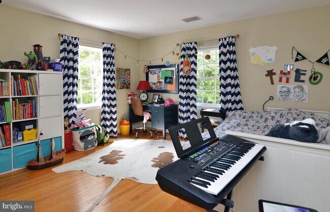 Building Photo - 5944 Searl Terrace